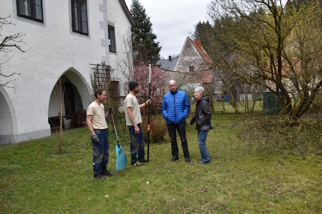 Perfekte Betreuung für den Garten in Gaming: Heidelinde und Gert Felsenstein (r.) mit den "Kreisläufern" Lukas Holzer (2.v.l.) und Markus Wurzer-Koch (l.) aus Scheibbs | Foto: Roland Mayr/MeinBezirk Scheibbs