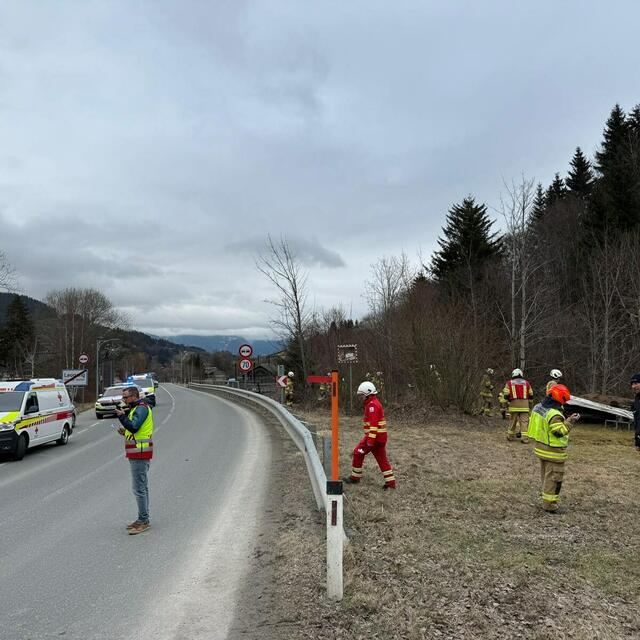 Insgesamt waren an dem Einsatz 30 Mitglieder der Freiwilligen Feuerwehr Leogang, mehrere Rettungskräfte des Roten Kreuzes, ein Notarzthubschrauber sowie die Polizei beteiligt.  | Foto: Freiwillige Feuerwehr Leogang