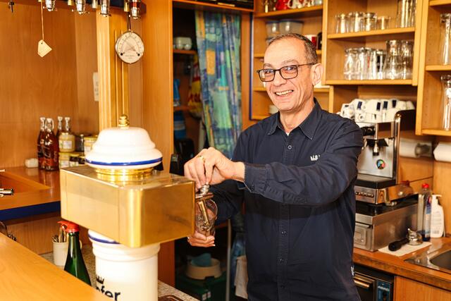 Das Bier rinnt: Walid fühlt sich seinen Gästen verbunden. | Foto: Reischl