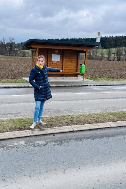 Lokalaugenschein mit Vzbgm. Julia Reichart bei der Bushaltestelle. | Foto: Privat