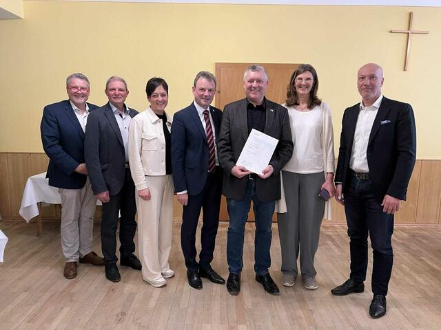 „Ich freue mich sehr über das sichtbare Zeichen der Wertschätzung als Lohn unseres Bemühens an der MS Stift Zwettl“ meinte Direktor Schilcher. | Foto: MS Stift Zwettl