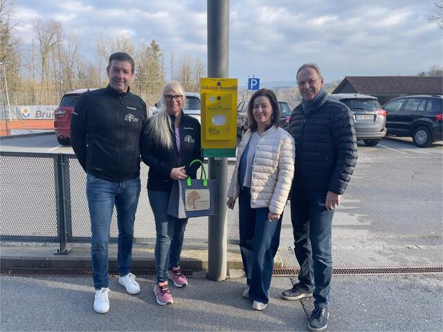 V.l.n.r die Clean4tler OÖ-Vertreter Beirat Thomas Schererbauer, Obfrau Christina Gattermaier-Humer, Volksschuldirektorin Sigrid Schatzl und  Bürgermeister Roland Wohlmut.