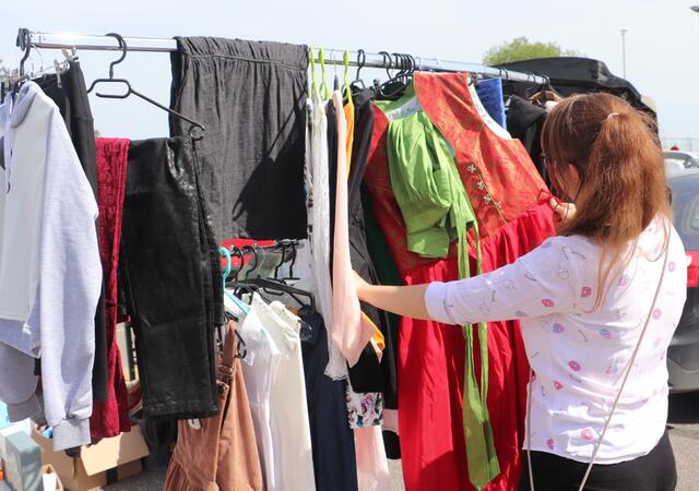 Beim Kleidertausch kann kostenlos mitgenommen werden, was passt und gefällt. | Foto: Edith Ertl