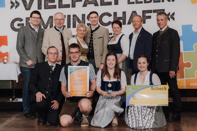 Gold für Dobersberg: Markus Höhlmüller, Manuel Neuditschko, Lena Amberger, Sabine Pfeisinger (knieend) mit Lorenz Mayr, Stephan Pernkopf, Irene Neumann-Hartberger, Alexander Bernhuber, Andrea Wagner, Charly Zöchling und Johann Bösendorfer (stehend, jeweils v.l.) | Foto: Landjugend NÖ/Sophie Balber