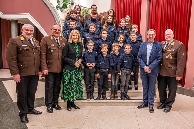 Die Jugengruppe und die Kinderfeuerwehr mit den Betreuern und den Ehrengäste Abschnitts-Feuerwehrkommandant BR Klaus Gusenleitner, Bezirks-Feuerwehrkommandant OBR Helmut Födermayr, LH-Stv. Mag Christine Haberlander, Bürgermeister Christian Deleja-Hotko und  Feuerwehrkommandant ABI Alfred Stummer | Foto: FF Enns