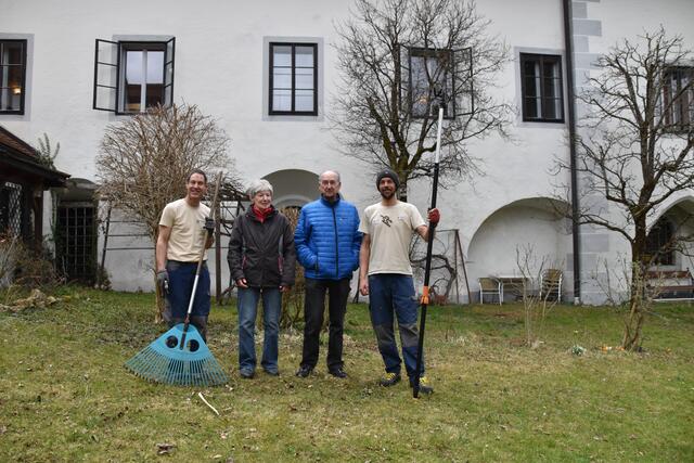 Perfekte Betreuung für den Garten in Gaming: Heidelinde und Gert Felsenstein (M.) mit den "Kreisläufern" Lukas Holzer (r.) und Markus Wurzer-Koch (l.) aus Scheibbs | Foto: Roland Mayr/MeinBezirk Scheibbs