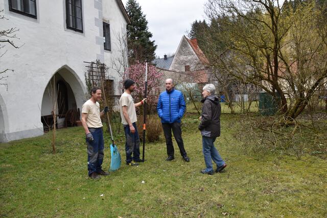 Perfekte Betreuung für den Garten in Gaming: Heidelinde und Gert Felsenstein (r.) mit den "Kreisläufern" Lukas Holzer (2.v.l.) und Markus Wurzer-Koch (l.) aus Scheibbs | Foto: Roland Mayr/MeinBezirk Scheibbs