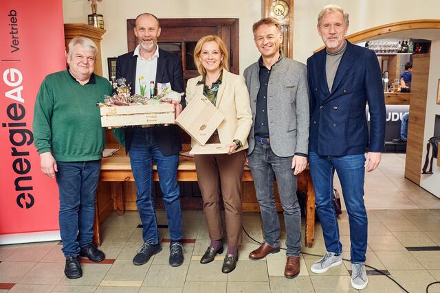 Peter Haudum (Gasthof Haudum), Turniergewinner Roland Pollhammer (Energie AG) Konzernsprecherin Karin Strobl (Energie AG), Turnierleiter Werner Pamminger (Business Upper Austria) und Geschäftsführer Johannes Artmayr (Strasser Steine). | Foto: Energie AG/Mathias Lauringer