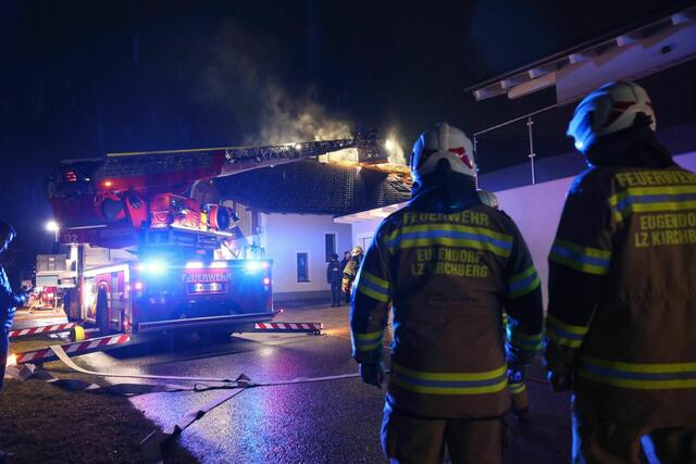 Um den Hausbrand in Eugendorf zu löschen, rückte die Feuerwehr mit Atemschutztrupps an und öffnete die Zwischendecke des Gebäudes. | Foto: BSBÖD Bezirk Flachgau, OVI Hasenschwandtner