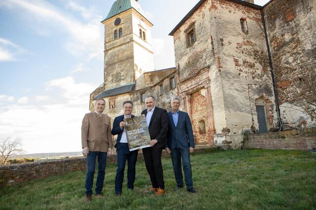 In die Ausstellung "Der Pelikan über Güssing" laden Burg-Manager Gilbert Lang, Stiftungsadministrator Michael Gerbavsits, Landeshauptmann Hans Peter Doskozil und Bürgermeister Vinzenz Knor (von links) ein. | Foto: Landesmedienservice