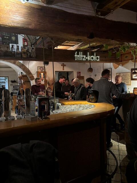 Die Gäste genossen nicht nur den Wein, sondern auch die lockere Atmosphäre, in der man sich bei anregenden Gesprächen und kleinen kulinarischen Leckereien näher kennenlernen konnte. Ein rundum gelungener Abend, der die Freude an gutem Wein und guter Gesellschaft perfekt miteinander vereinte. | Foto: Savio Mattersburg 