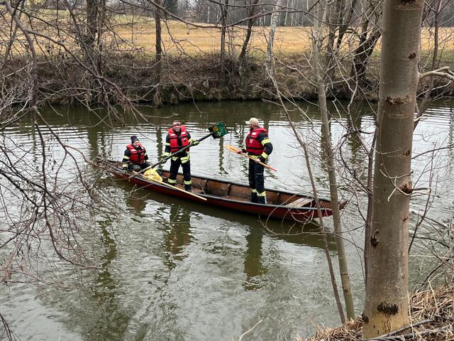 Ein Verkehrsschild hat bestimmt nichts im Fluss verloren. | Foto: FF Waidhofen/Thaya