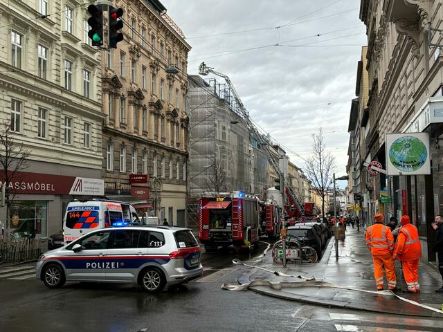 Bei einem merhstöckigem Wohngebäude soll ein Feuer ausgebrochen sein. | Foto: Antonio Šećerović/MeinBezirk Wien