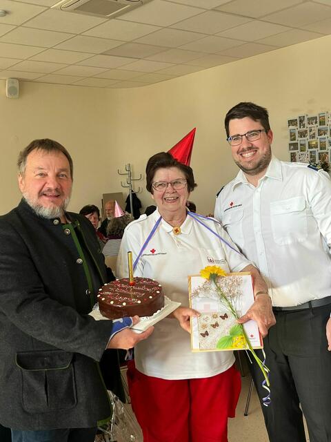 Hans Ebner, Präsident des Roten Kreuz Niederösterreich, Gerti Schneider, Organisatorin des Seniorentreffs in Kirchberg am Wagram, Philipp Binder, Ortsstellenleiter Kirchberg am Wagram. | Foto: Philipp Binder