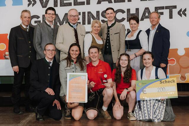 Gold für die Volkstanzgruppe: Landesobmann a.D. Markus Hohlmüller, Bundesrätin und Obfrau der Österreichischen Jungbauern Viktoria Hutter, Florian Brunner und Jasmin Scherzer, Sprengelleitungen der Volkstanzgruppe, sowie Landesleiterin Sabine Pfeisinger (knieend) mit Landesobmann des Maschinenrings Johann Bösendorfer, Vizepräsident der Landwirtschaftskammer Lorenz Mayr, LH-Stv. Stephan Pernkopf, NR Irene Neumann-Hartberger, EU-Parlamentarier Alexander Bernhuber, Vizepräsidentin der Landwirtschaftskammer Andrea Wagner und Charly Zöchling von der Raiffeisenlandesbank NÖ-Wien (stehend, jeweils v.l.) | Foto: Landjugend NÖ/Sophie Balber