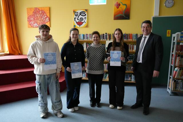 David Sonnleitner, Katharina Deseyve, Emma Schmidl und Direktor Christian Sitz | Foto: BRG