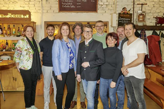 Vlnr. GRin Eva Maria Edlinger, GRin Bertan Özcan, Vbgm Simone Kubo, GR Robert Eichinger, Bgm Thaddäus Heindl, gfGR Klaus Steininger, GRin Andrea Chromecek, gfGR Peter Stahl, gfGR Andreas Brauneder. | Foto: ArtoGraph, Robert Müller