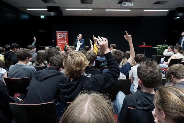 ORF-Moderator Tarek Leitner gab den Schülerinnen und Schülern der Praxismittelschule, sowie zahlreichen Interessierten Einblicke in den Nachrichten-Journalismus. Eine zentrale gesellschaftliche Aufgabe sieht der Journalist in der kritischen Medienbildung an Schulen. | Foto: PHT/Roner