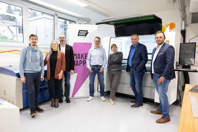 Zusammenarbeit mit der Pioniergarage: Von links: Victor Paul (Community- und Veranstaltungsmanagement, Pioniergarage), Lisa Diebus (Communication Specialist), Bernhard Eicher (Leiter Lehrlingsausbildung), Bernhard Lehofer (Geschäftsführer, Pioniergarage), Cala Beinsteiner, Hannes Roither (VP Investor Relations) und Markus Lösch (Ausbildungsleiter). | Foto: Palfinger
