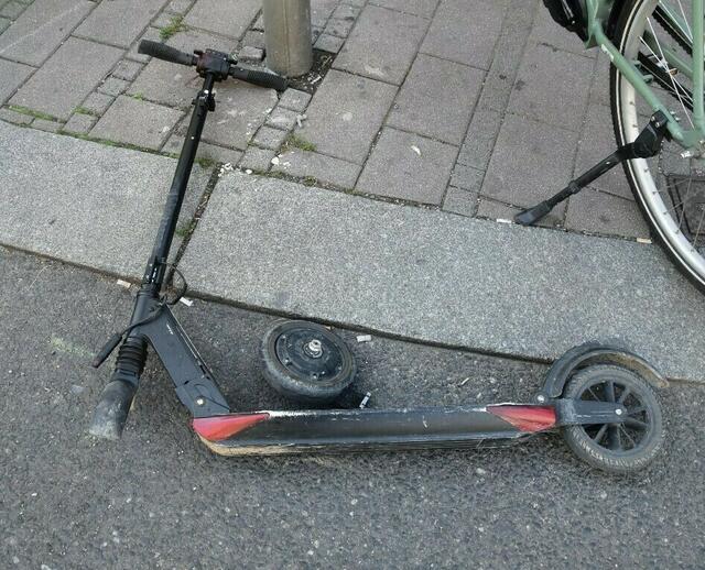 Am gestrigen Montag kam in der Kaigasse ein 36-jähriger E-Scooter-Fahrer schwer zu Sturz. Er brach sich dabei das rechte Sprunggelenk. | Foto: LPD Wien