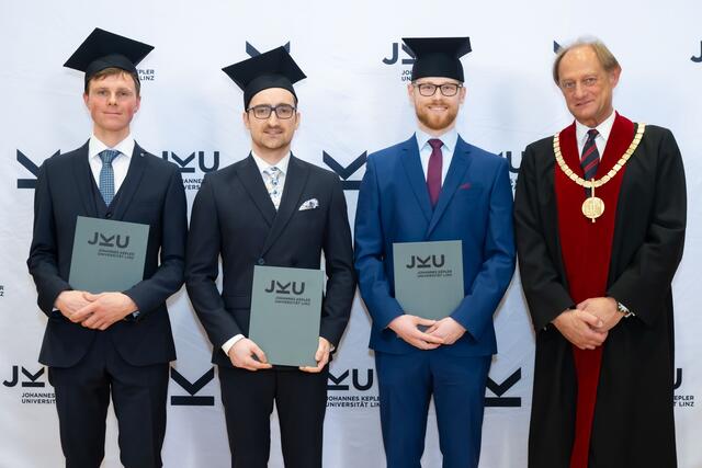 V.l.: Jürgen Pfeffermann, Raphael Mosaner, Clemens Hofstadler und JKU-Dekan Alois Ferscha.
 | Foto: Peter Lechner/HBF