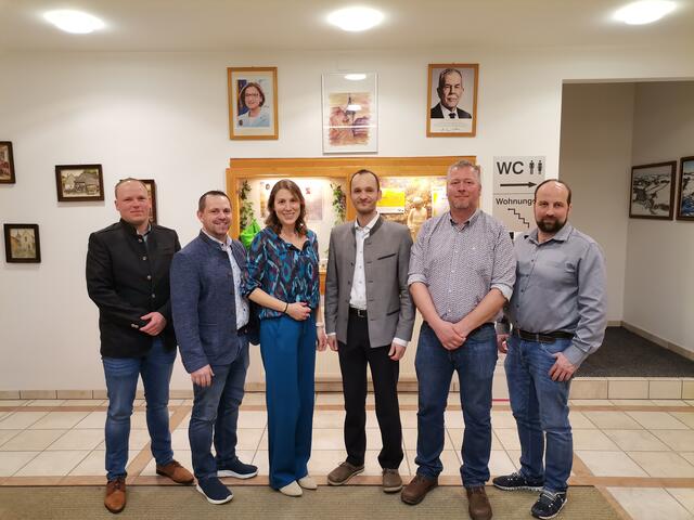 Die neue Gemeindevertretung für Michelbach: GGR Anton Asch (FPÖ), GGR Herbert Pottendorfer (ÖVP), GGR Theresia Kaiblinger (ÖVP), Bürgermeister Gerhard Berger (ÖVP), Vizebürgermeister Johannes Schwarzwallner (ÖVP), GGR Josef Lambeck (ÖVP) | Foto: Marktgemeinde Michelbach
