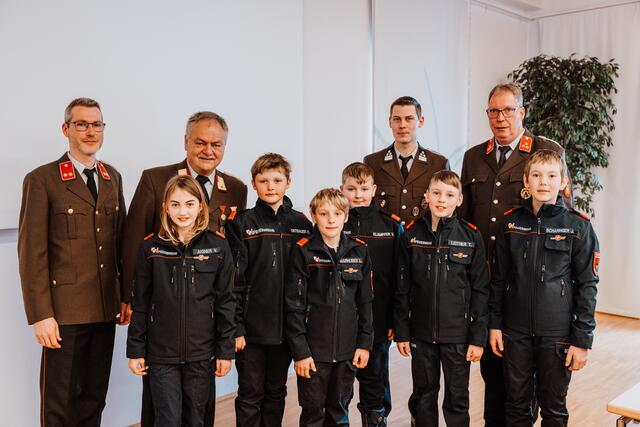 Fünf Jungen und ein Mädchen wurden von Kommandant Erwin Hangl (hinten, 2.v.l.) in die Feuerwehrjugend angelobt. | Foto: FF Grieskirchen (Koch)