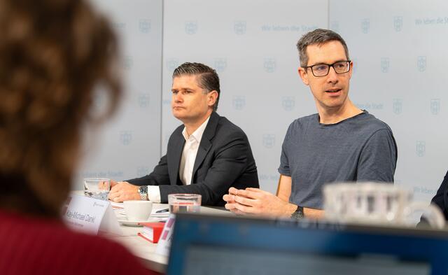„Jede Wohnung, die auf Plattformen wie Airbnb landet, fehlt der Salzburger Bevölkerung am angespannten Wohnungsmarkt", sagt Bürgermeister-Stellvertreter Kay-Michael Dankl (re.). Links neben ihm Johannes Holztrattner, Dienststelle Kurzzeitvermietungen. | Foto: Stadt:Salzburg / Alexander Killer
