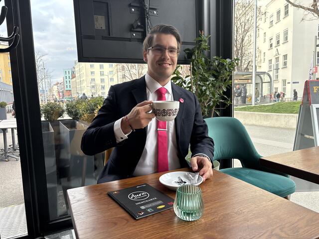 Der gebürtige Favoritner Philip Weinberger möchte dem 10. Bezirk zu einem neuen Image verhelfen. | Foto: Karl Pufler/MeinBezirk