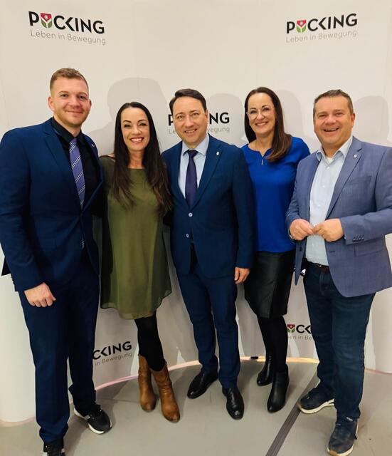 Bürgermeister Thomas Altof (li.) konnte auch zahlreiche Ehrengäste beim Empfang begrüßen. | Foto: Gemeinde Pucking