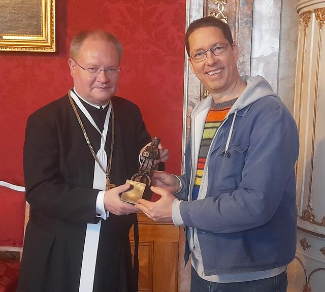 Markus Redl bei der Übergabe der neuen Friedenspreis-Statuette an Propst Anton Höslinger Can.Reg. | Foto: Stift Klosterneuburg