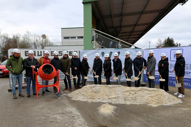 Vertreter von Gemeinde, Sportvereinen und ausführenden Firmen bei der Spatenstichfeier in Andorf. | Foto: Ferdinand Pichler/Fotoclub Andorf