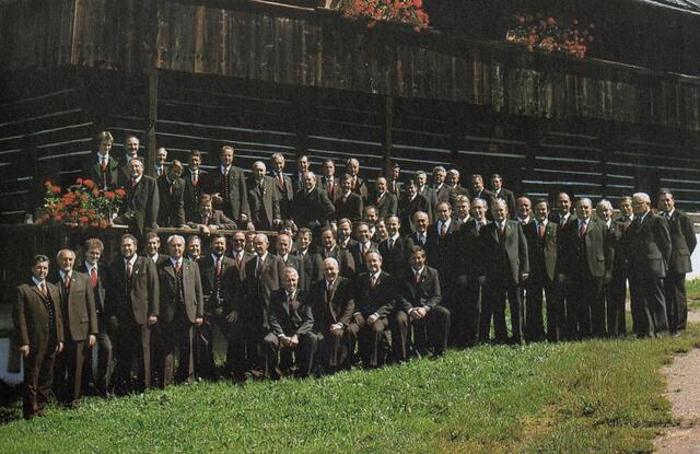 Ein einst stolzer Klangkörper der Kärntner Chorgeschichte: Der Männerchor Klagenfurt Annabichl Mitte der 1970er Jahre im Freiluftmuseum Maria Saal. | Foto: Chorarchiv MCH Annabichl