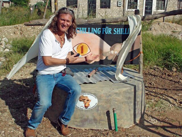 Eddie Kroll bei der Eröffnung eines Trinkwasserbrunnens. | Foto: Schilling für Shilling