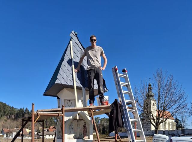 Das Dach des Marterls wurde bereits neu eingedeckt. Im Zuge des heurigen Pfingstkirchtags soll das frisch renovierte Marterl neu gesegnet werden. | Foto: Privat