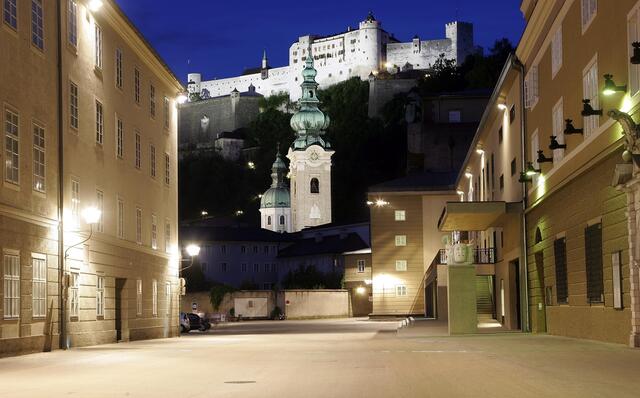 In der Hofstallgasse werden sich die Gäste der Salzburger Festspiele 2025 tummeln.   | Foto: Andreas Schaad