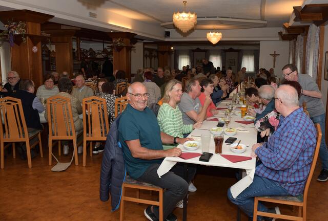 Der Saal beim Kirchenwirt in Ernsthofen war mit den über 90 Teilnehmer:innen gut gefüllt. | Foto: Josef Dolzer