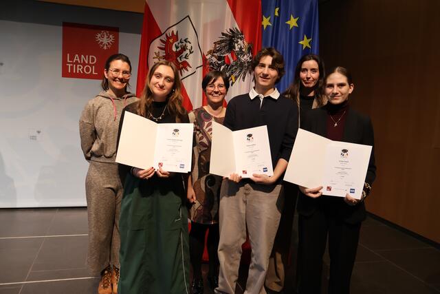 Vorne die Preisträger/innen vlnr. Laura Regensburger, Timo Ladner und Evita Falch; hintere Reihe vlnr. die Lehrerinnen Clarisse Pauer, Lisa Paregger-Schretter und Sarah Pechtl | Foto: HAK/HAS und HLW Landeck