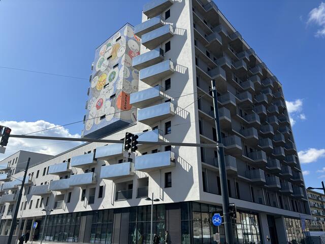 Die ersten Bewohnerinnen und Bewohner leben bereits im Wohnbau in der Laxenburger Straße. | Foto: Michael Marbacher/ MeinBezirk