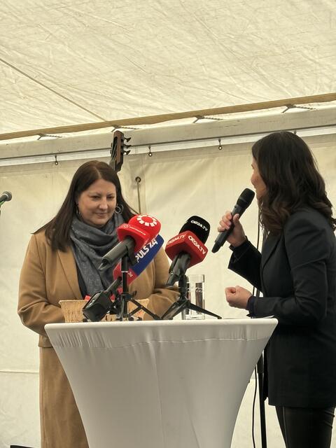 Für Wohnbaustadträtin Kathrin Gaàl (l., SPÖ) hat es ein Wahrzeichen mit Willi Resetarits Namen in Favoriten gebraucht. | Foto: Michael Marbacher/ MeinBezirk
