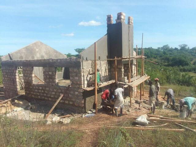 Bau einer neuen Kirche in Majimoto. | Foto: Schilling für Shilling