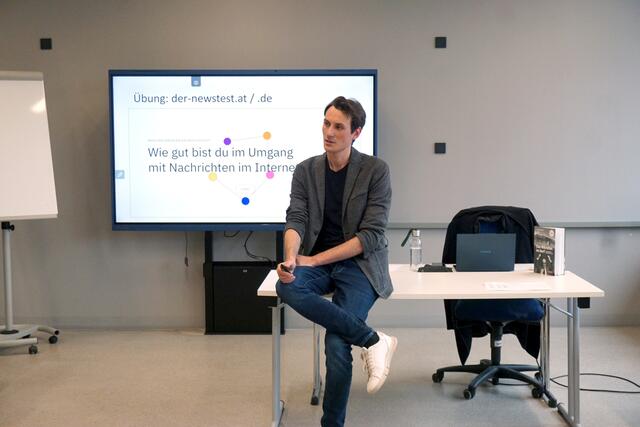 ORF-Tirol-Journalist und Autor Benedikt Kapferer berichtete in seinem Workshop von seiner Arbeit als Journalist, von Besonderheiten des Regionaljournalismus und gab Anregungen für die Arbeit mit Schülerinnen und Schüler.  | Foto: PH Tirol/Roner