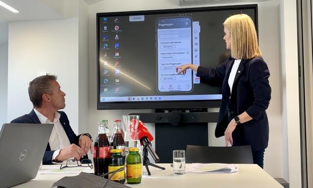 AK-Direktorin Eva Stöckl präsentiert die Pflegegeld-App, mit der die Erhebung des tatsächlichen Betreuungsaufwands erleichtert wird. | Foto: Carmen Kurcz