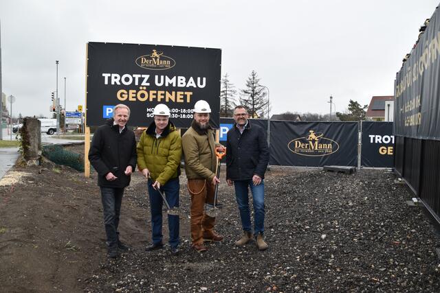 Vize Bgm. Christian Pusch, Bgm. Abg. z. NR Wolfgang Kocevar, Bäckermeister Michael Mann und Baudirektor Bmstr. Ing. Michael Cervenka beim Spatenstich für die neue Mann-Filiale in Weigelsdorf. | Foto: Preineder