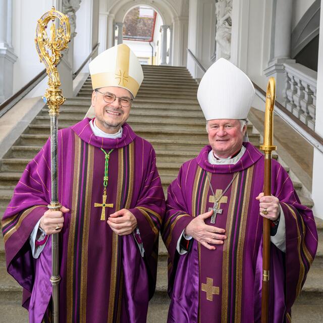 Diözesanbischof Manfred Scheuer überreichte dem neuen Propst Klaus Sonnleitner die Ordensregel sowie die Insignien seines Amtes: Ring, Mitra und Stab. | Foto: TEAM FOTOKERSCHI / WERNER KERSCHBAUMMAYR