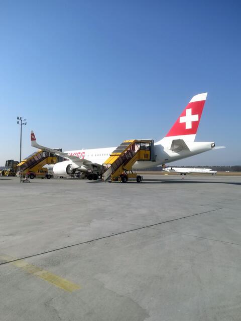 Nach der Notlandung in Graz wurden die Passagiere über Notrutschen aus dem Flugzeug gebracht. Zwei der sechs Türen bleiben allerdings verschlossen.  | Foto: Symbolbild: FHGRZ/RestartSWISS