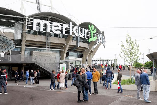 In der Nähe des Murparks befindet sich auch das Liebenauer Stadion, das mit der 4er-Straßenbahn erreichbar ist.  | Foto: GEPA