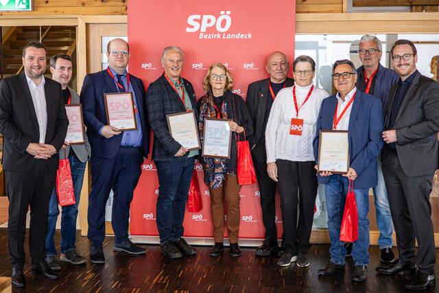 Bezirksvorsitzender Benedikt Lentsch (l.) und Landesparteichef Philip Wohlgemuth (r.) mit den zur Bezirkskonferenz geehrten Mitgliedern: Lukas Ladner, Florian Walch, Richard Reinalter, Roswitha Lentsch, Franz Tripp, Liliane Hangl, Wilfried Fink und Manfred Jenewein (v.l.) | Foto: Spatzek