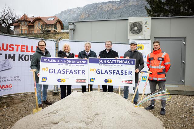 Simon Grillitsch (Vertreter der Breitband Holding GmbH), Vizebürgermeisterin Romana Krumböck-Stickler (Höflein),  LA Hermann Hauer, Bürgermeister Franz Pölzelbauer (Schrattenbach), Reinhard Baumgartner (CEO nöGIG), Tobias Lebinger (Strabag). | Foto: Christian Lendl