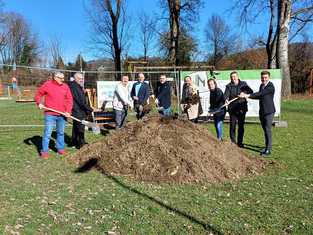 Gemeinderat Franz Koch, 2. Vizebürgermeister Helmut Walch, Architekt Andreas Karl, Pächter Thomas Mayer, Gemeinderat Robert Papst, Projektbetreuer Karl Lechner, Bürgermeister Christoph Grassmugg, 1. Vizebürgermeister Wolfgang Draxler, Gemeinderat Robert Harmuß und Alexander Plhak von der Sparkasse führten den Spatenstich durch. | Foto: Claudia Mohnberg